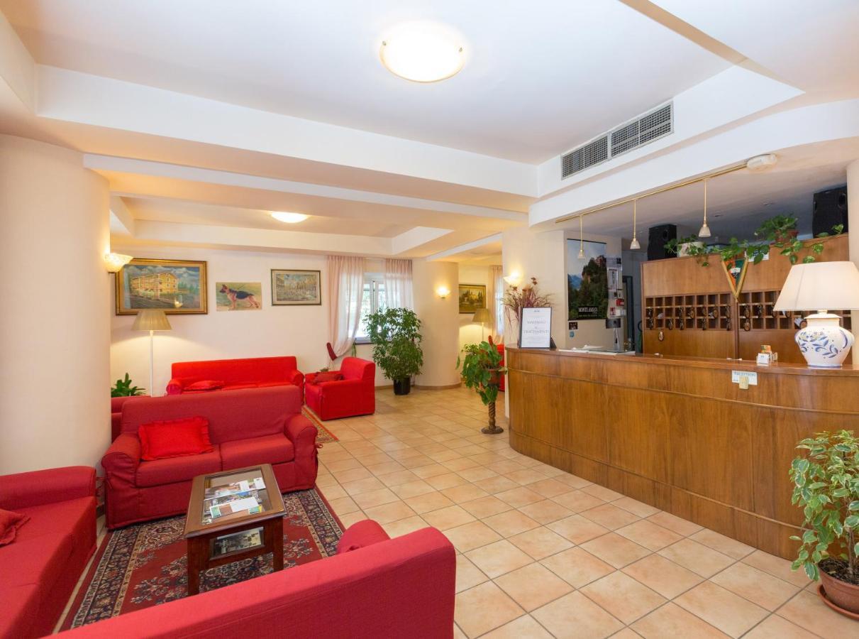 Hotel Gambrinus Абадиа Сан Салваторе Екстериор снимка